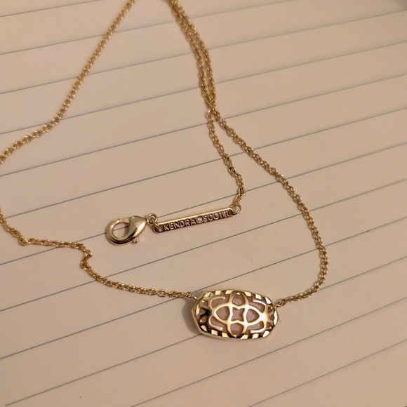 Elegant Gold Chain Necklace With Pink Quartz Pendant - Picture 2 of 2